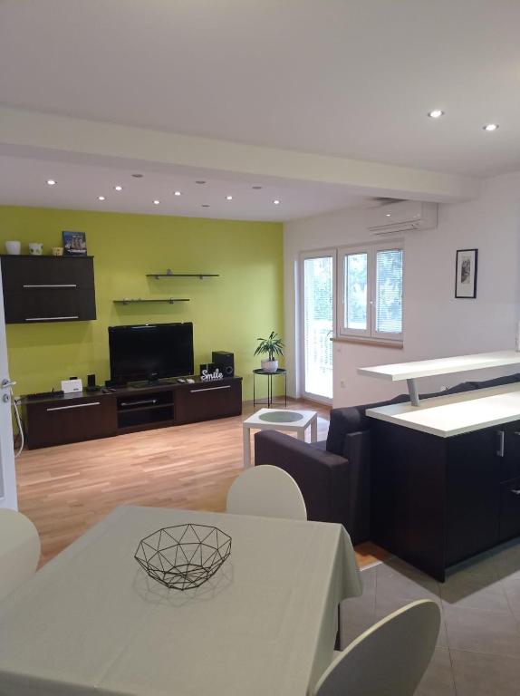 Televízia a/alebo spoločenská miestnosť v ubytovaní Apartment Petar - 20 meters from the Beach