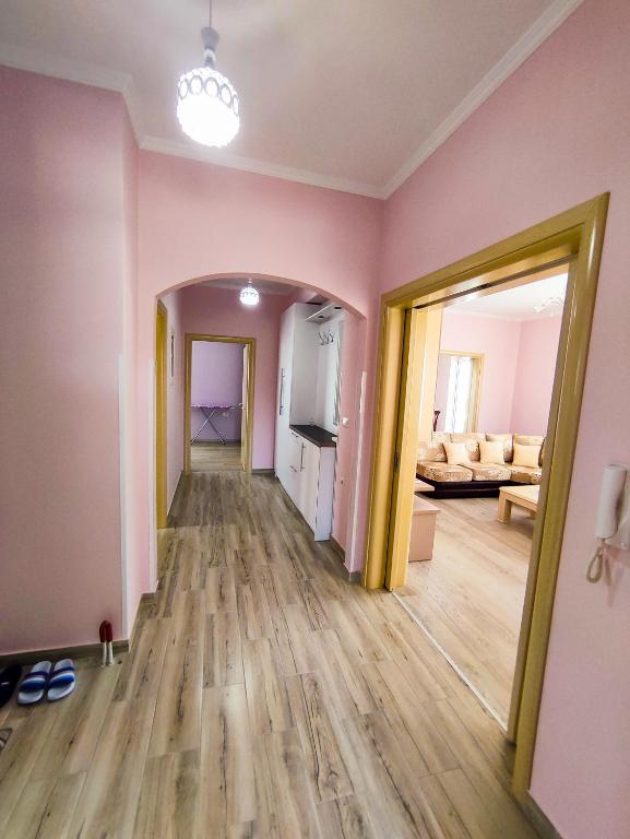 Cheerful 2 bedroom villa with free parking. - Imazhi 8