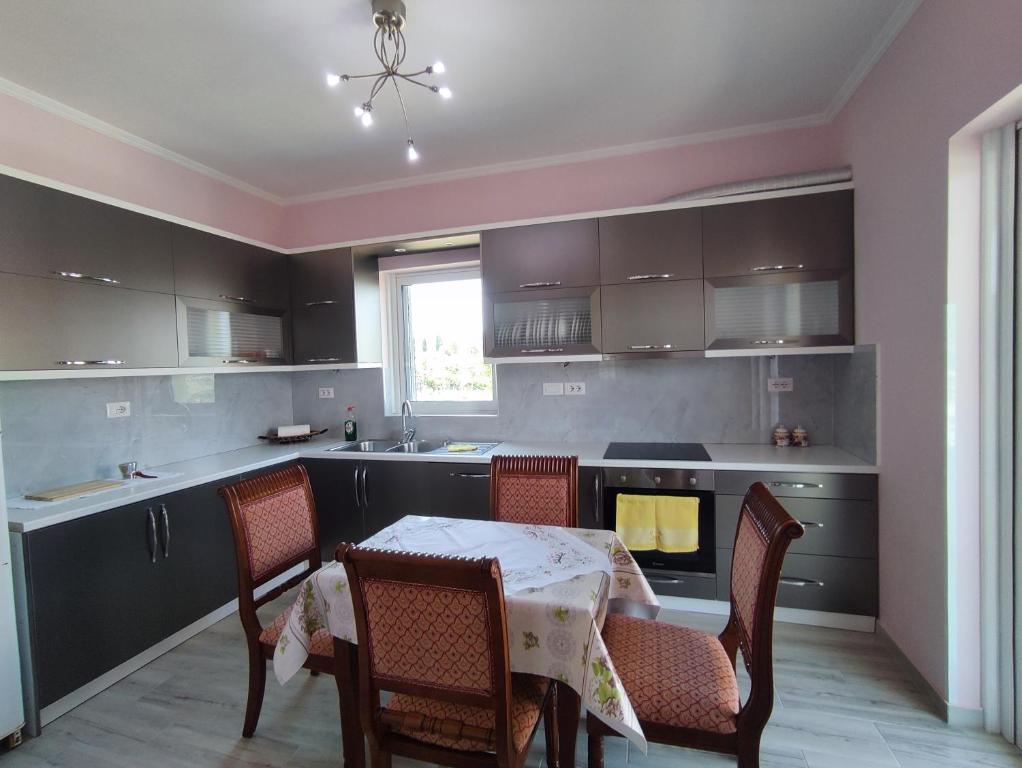 Cheerful 2 bedroom villa with free parking. - Imazhi 4