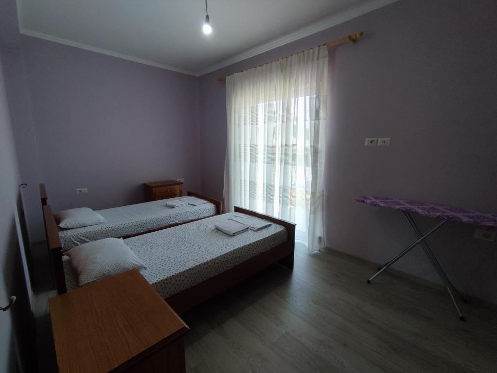 Cheerful 2 bedroom villa with free parking. - Imazhi 12