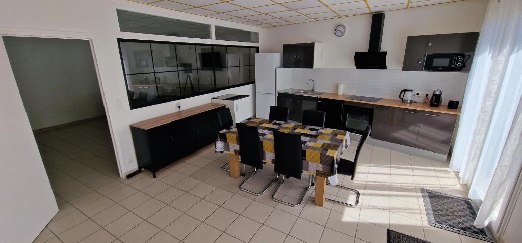 Zdjęcie z galerii obiektu Aerouant - Maison spacieuse pour 8 personnes sur 3 étages Idéal famille amis entreprises w mieście Brest