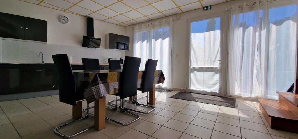 Zdjęcie z galerii obiektu Aerouant - Maison spacieuse pour 8 personnes sur 3 étages Idéal famille amis entreprises w mieście Brest