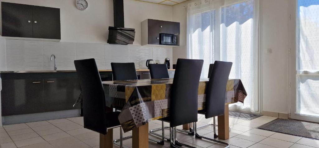 Zdjęcie z galerii obiektu Aerouant - Maison spacieuse pour 8 personnes sur 3 étages Idéal famille amis entreprises w mieście Brest