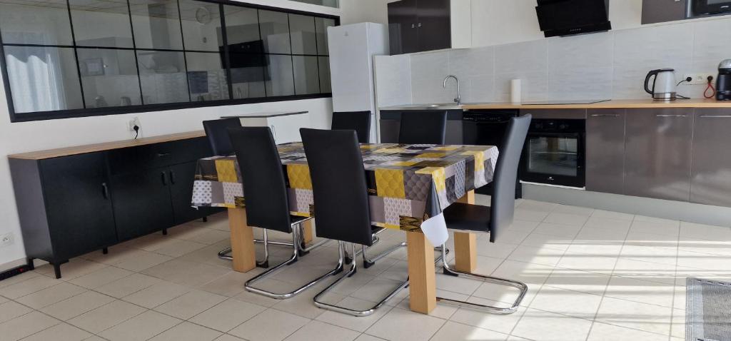 Zdjęcie z galerii obiektu Aerouant - Maison spacieuse pour 8 personnes sur 3 étages Idéal famille amis entreprises w mieście Brest