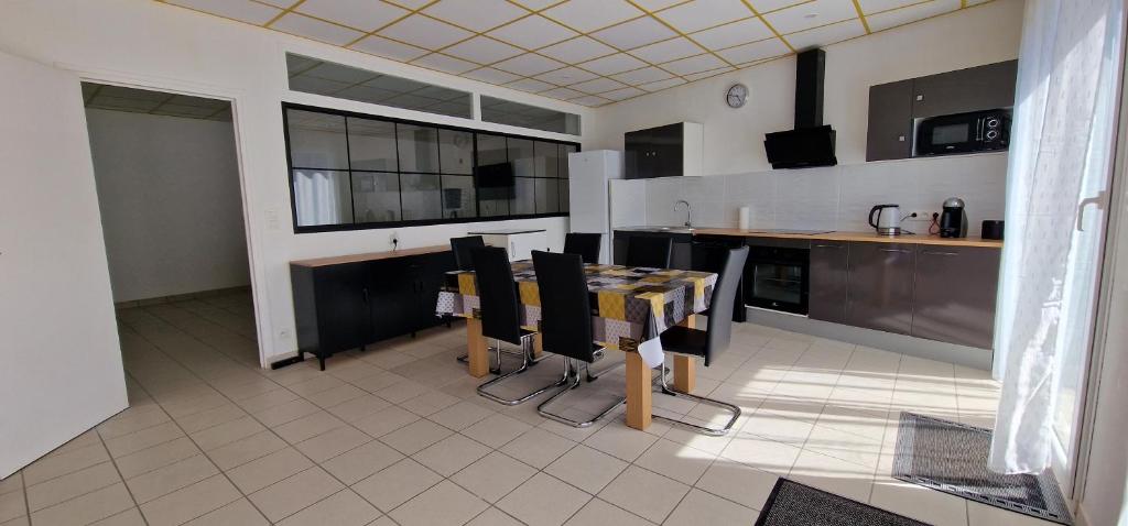 Zdjęcie z galerii obiektu Aerouant - Maison spacieuse pour 8 personnes sur 3 étages Idéal famille amis entreprises w mieście Brest