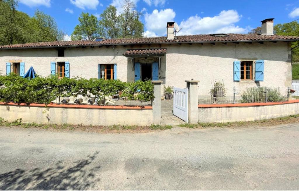 una casa blanca con una valla delante en Maison de 4 chambres avec jardin amenage et wifi a Bagnac sur Cele, en Linac