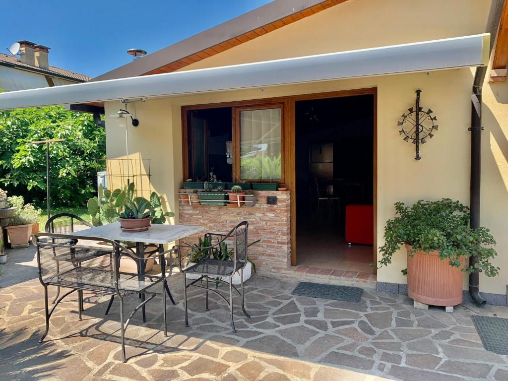 a patio with a table and chairs in front of a house at Casa Ester in Preganziol