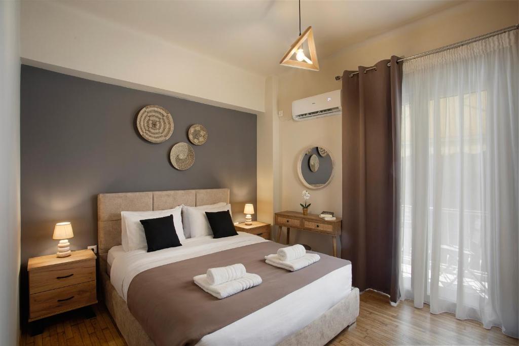 een slaapkamer met een groot bed met twee kussens erop bij Le Centre Ville in Athene