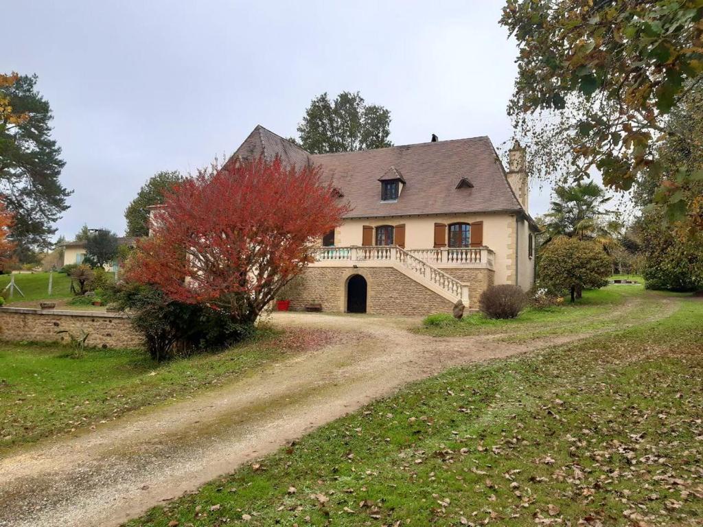 een huis op een onverharde weg voor een oprit bij Maison de 5 chambres avec jardin amenage et wifi a Le Bugue in Le Bugue