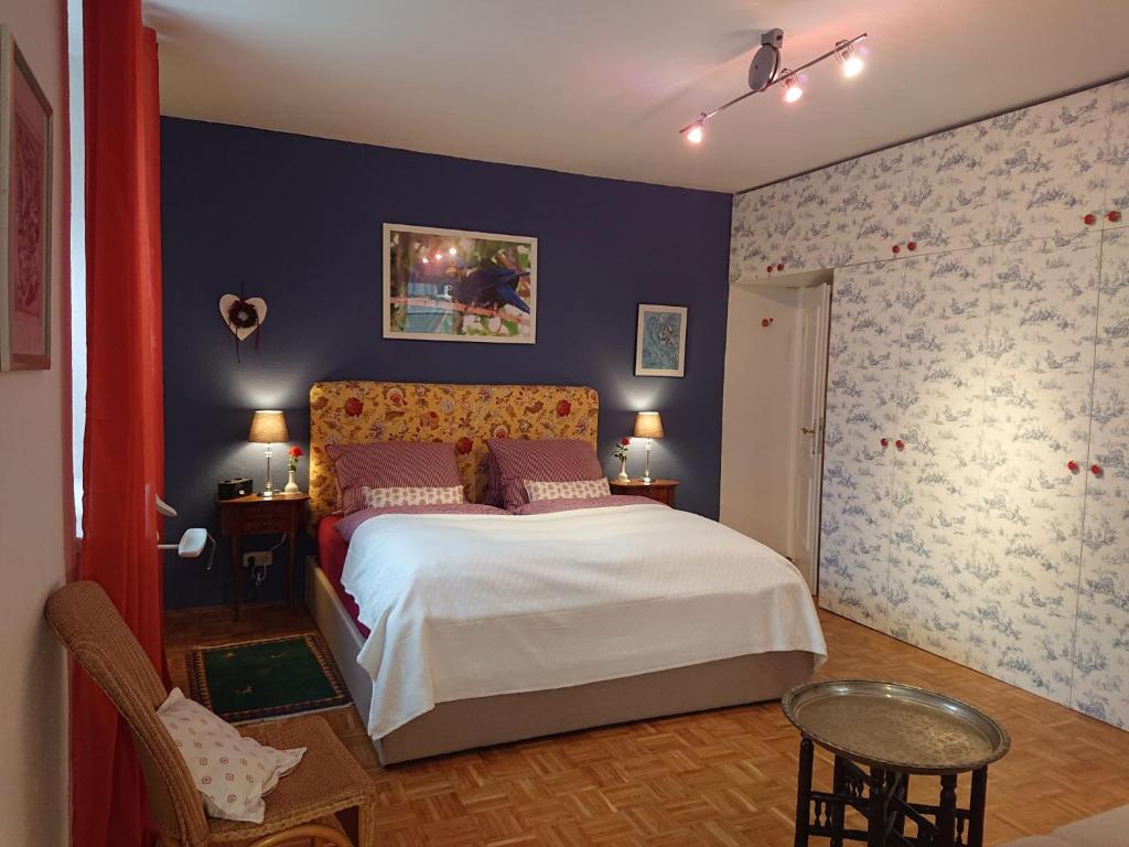 een slaapkamer met een bed en een blauwe muur bij Ferienwohnung Barbarossa in Bad Reichenhall