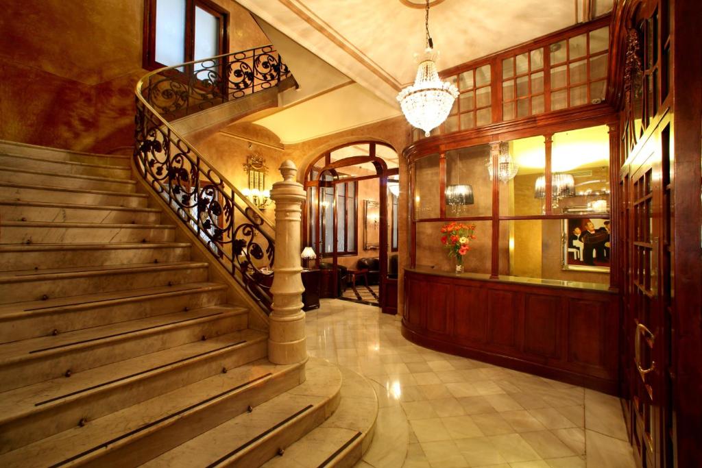 uma escada num edifício com uma escada lateral em Hotel Nouvel em Barcelona