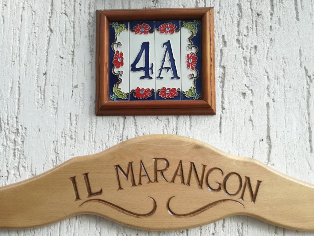 Un cartello su un muro con un cartello I ma Maranza di Il Marangon a Prato Carnico