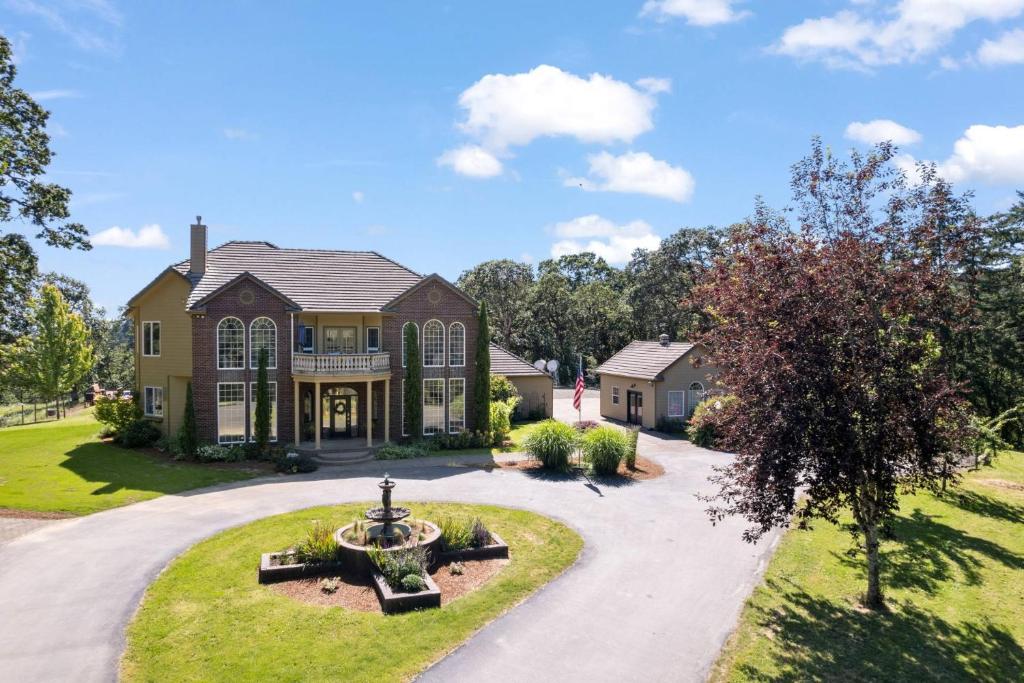 una casa con una fuente frente a una entrada en Oak Rise, en Dallas