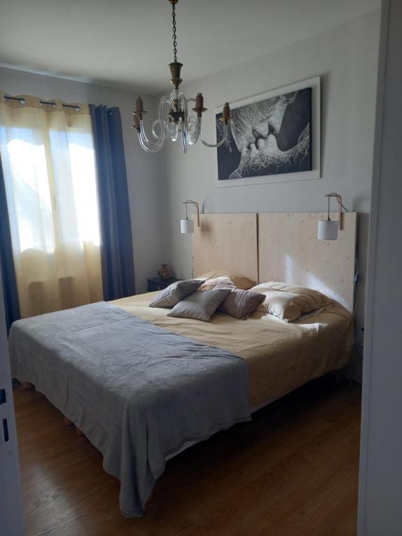 Tempat tidur dalam kamar di La terrasse Majorelle.