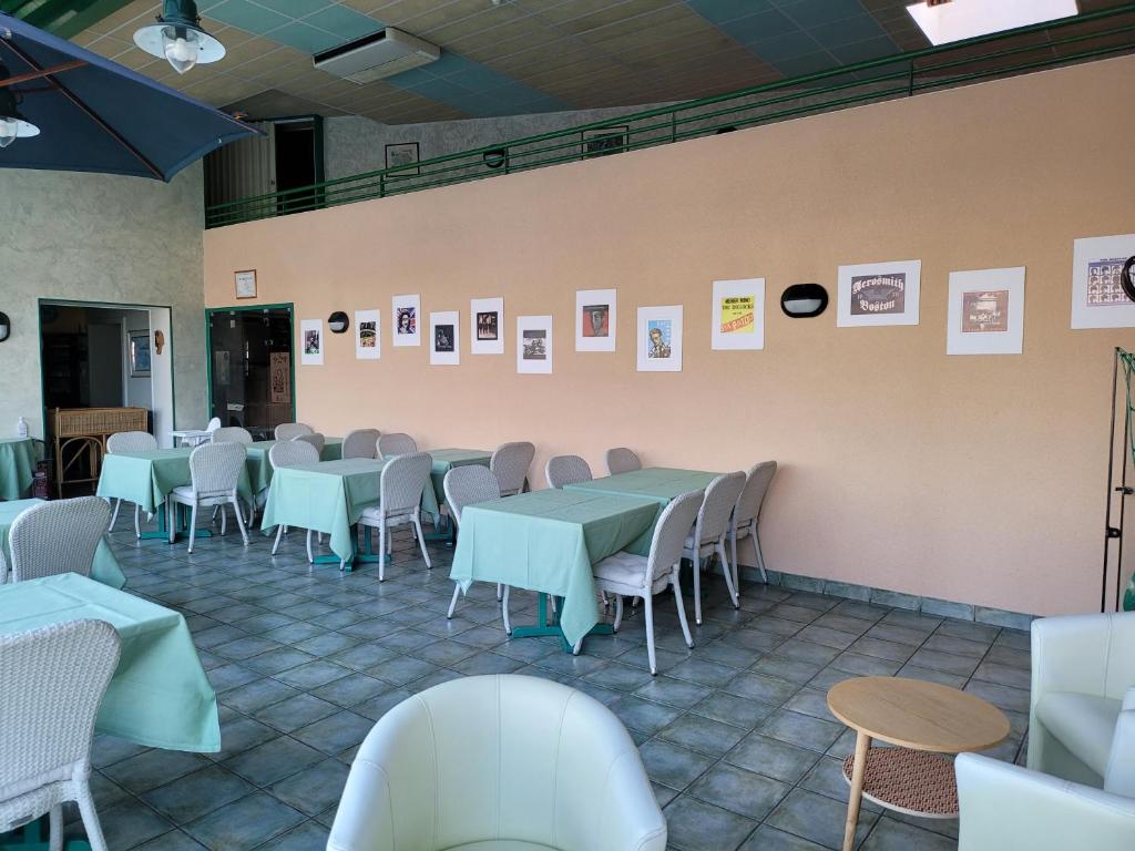 Reštaurácia alebo iné gastronomické zariadenie v ubytovaní L'AUBERGE DE L'OLIVE