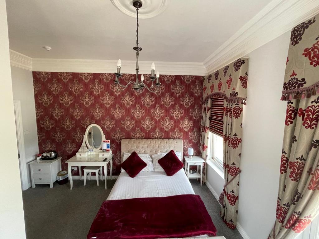 The Whittington and Cat - Deluxe Double Room