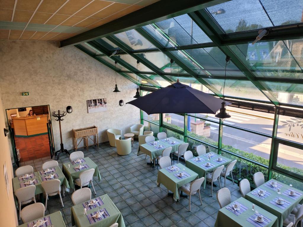 Reštaurácia alebo iné gastronomické zariadenie v ubytovaní L'AUBERGE DE L'OLIVE