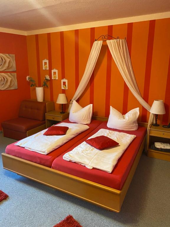 Postel nebo postele na pokoji v ubytování Gasthaus und Pension Koch