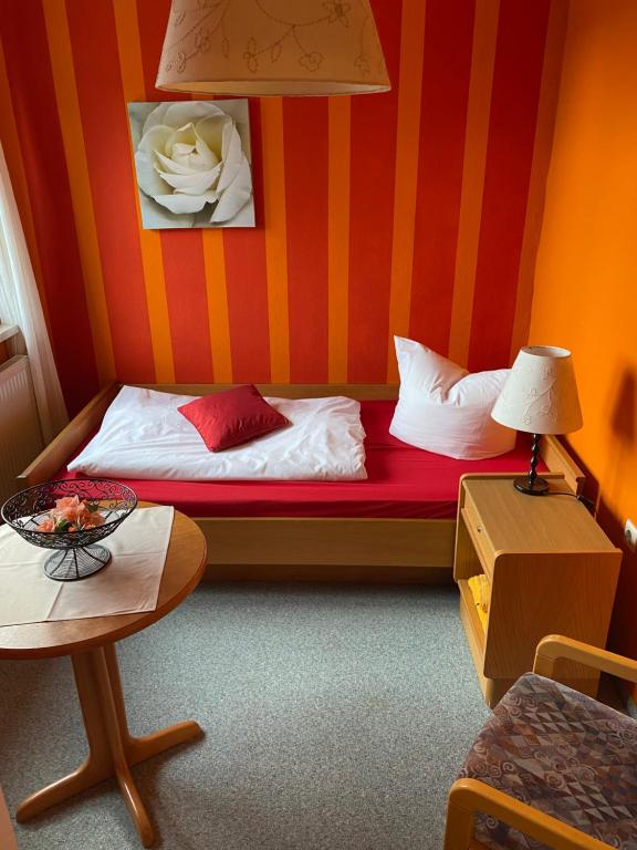 Postel nebo postele na pokoji v ubytování Gasthaus und Pension Koch