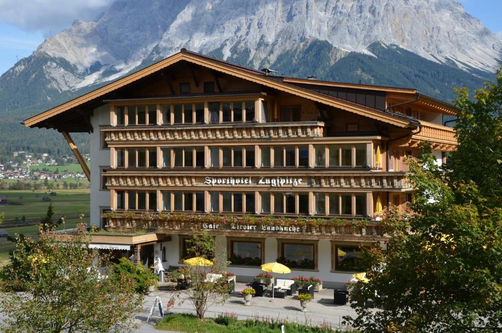 Nespecifikovaný výhled na hory nebo výhled na hory při pohledu z hotelu