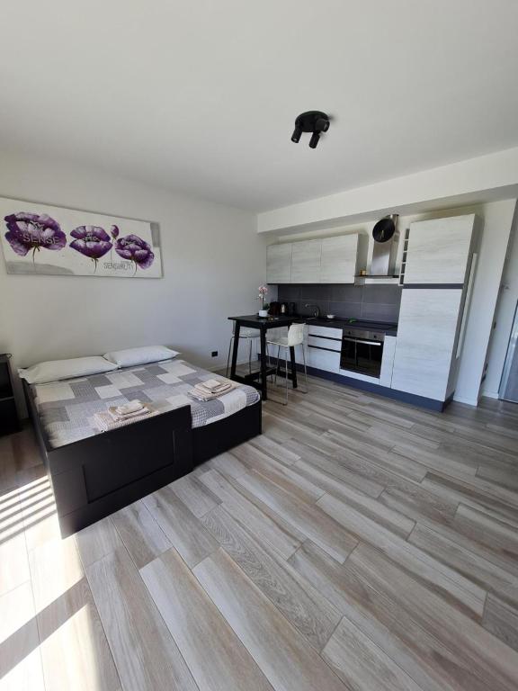 Un dormitorio con una cama y una mesa. en Grazioso Monolocale Milano, en Milán