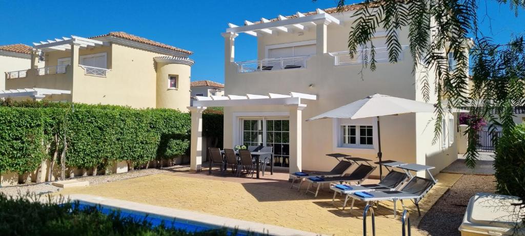 a villa with a swimming pool and a house at Villa Excelente, with a private pool in Murcia