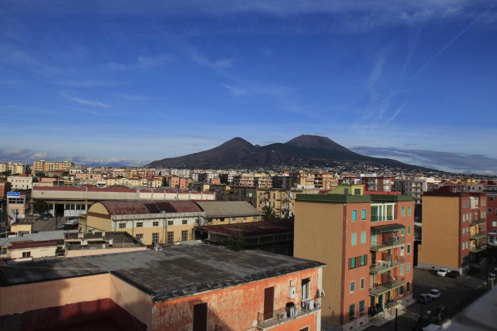 uma vista para uma cidade com montanhas ao fundo em Villa Quaranta em Portici