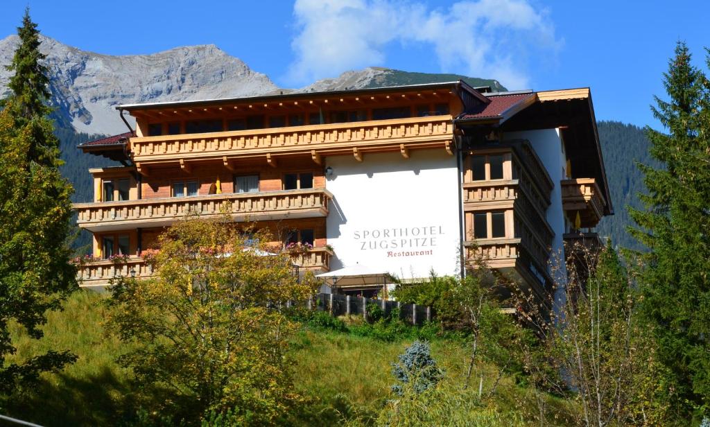 Nespecifikovaný výhled na hory nebo výhled na hory při pohledu z hotelu