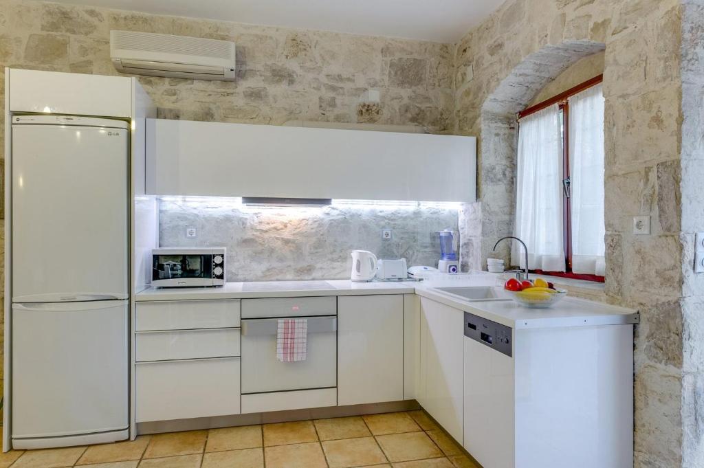 Kuchyňa alebo kuchynka v ubytovaní Villa Vincenzos by Villa Plus