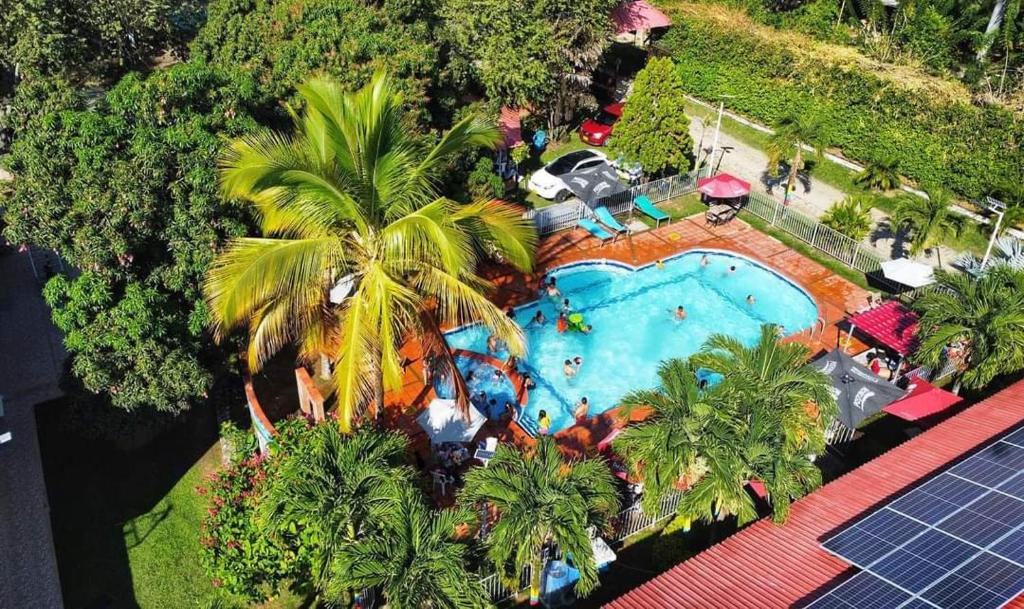 una vista aérea de una piscina en un complejo en HOTEL CAMPESTRE VILLA BETEL, en Rivera