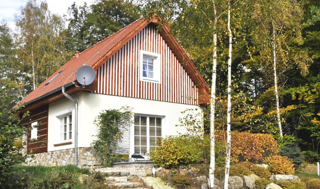 シュクラルスカ・ポレンバにあるDom Toleの赤屋根の小さな白い家