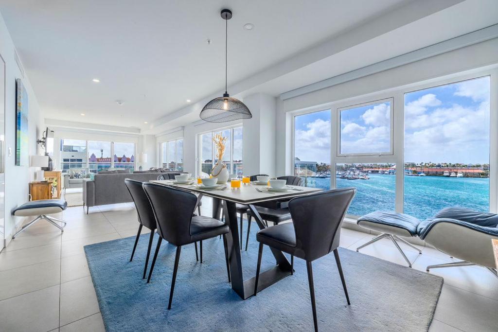 Magnificent 2 Bedroom Corner Condo With The View - Housity