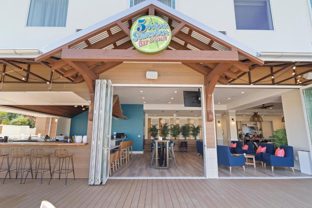 Restaurace v ubytování Compass by Margaritaville Medford