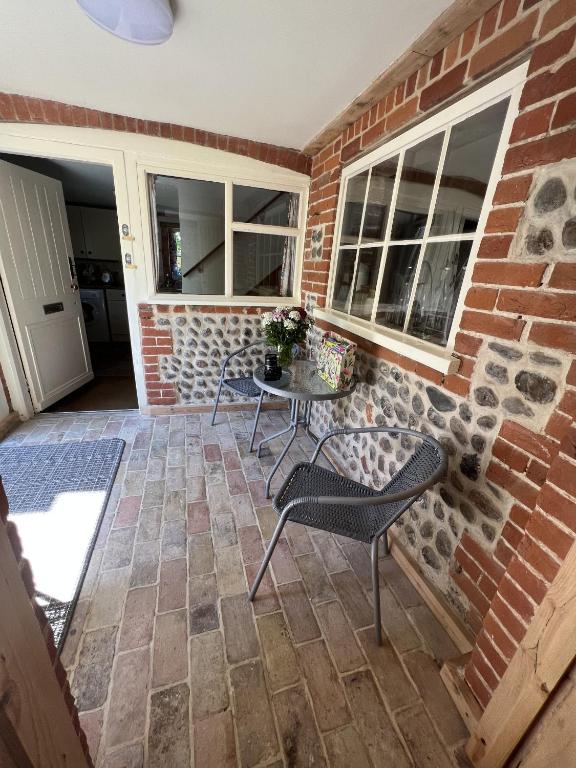 2 bed flint cottage in Norfolk - walking distance to Trimingham each