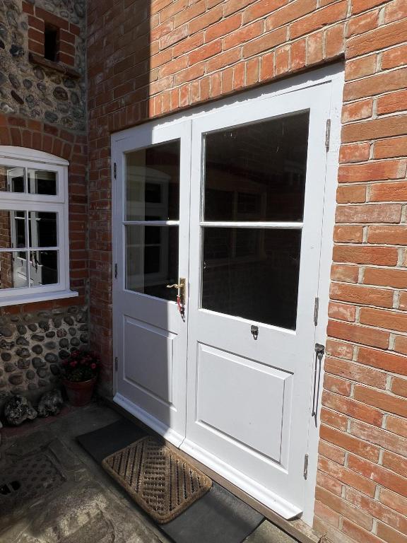 2 bed flint cottage in Norfolk - walking distance to Trimingham each