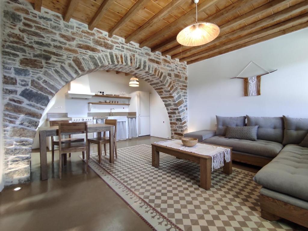 - un salon avec un canapé et une table dans l'établissement Traditional suites in Chora Kythnos #6, à Kythnos