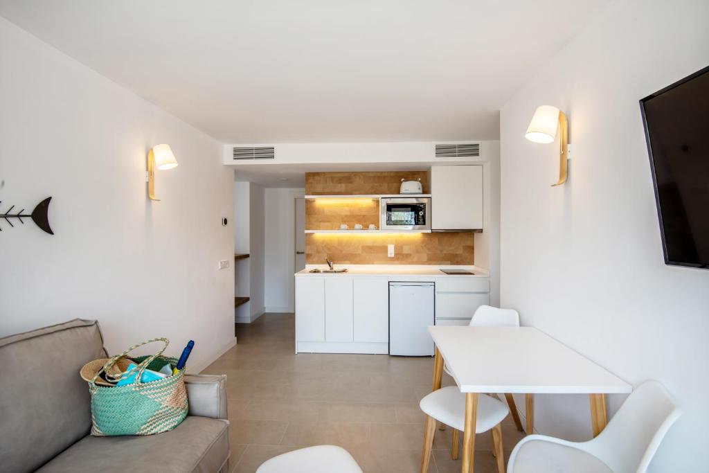 Apartamentos Es Pujols - Emar Hotels, Es Pujols – Bijgewerkte ...