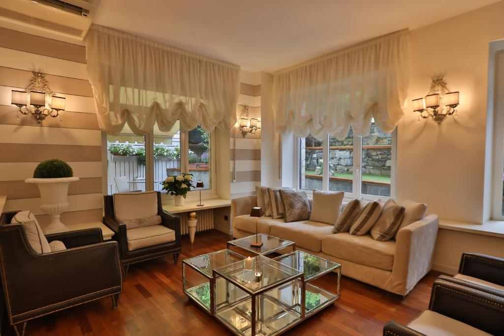 a living room with a couch and chairs and a table at Hotel Tigullio Et De Milan in Santa Margherita Ligure