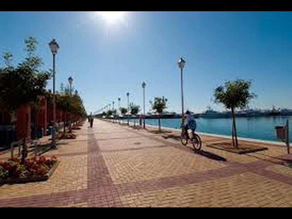 Zdjęcie z galerii obiektu Outstanding One Bedroom Flisvos Apartment w Atenach