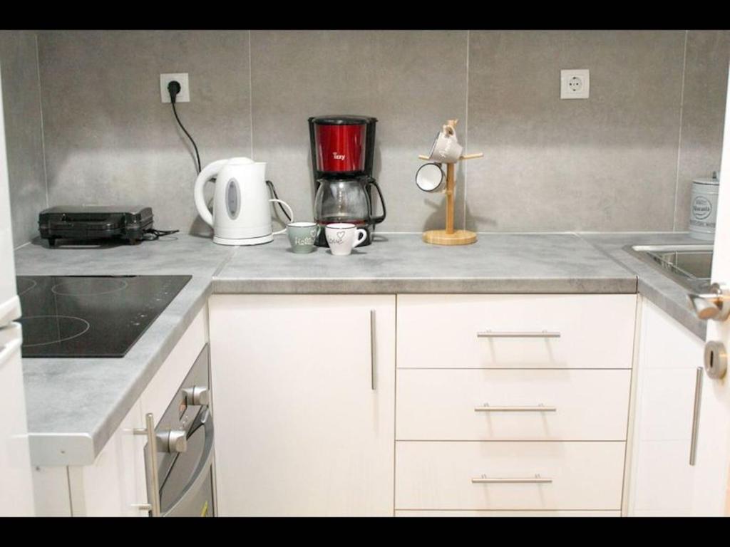 Zdjęcie z galerii obiektu Outstanding One Bedroom Flisvos Apartment w Atenach