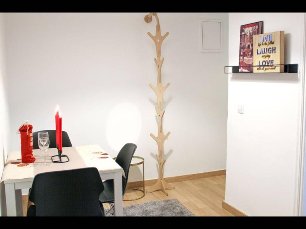 Zdjęcie z galerii obiektu Outstanding One Bedroom Flisvos Apartment w Atenach