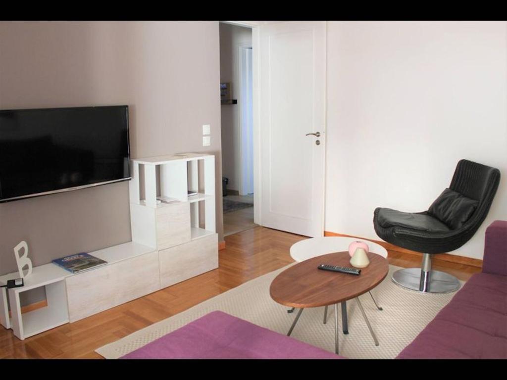 Zdjęcie z galerii obiektu Outstanding One Bedroom Flisvos Apartment w Atenach