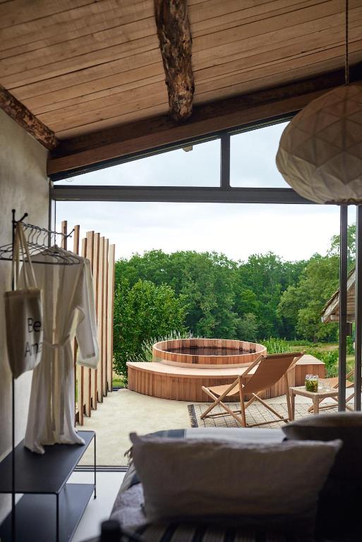 un salon avec vue sur un patio dans l'établissement Maison Bellamant, à Alan