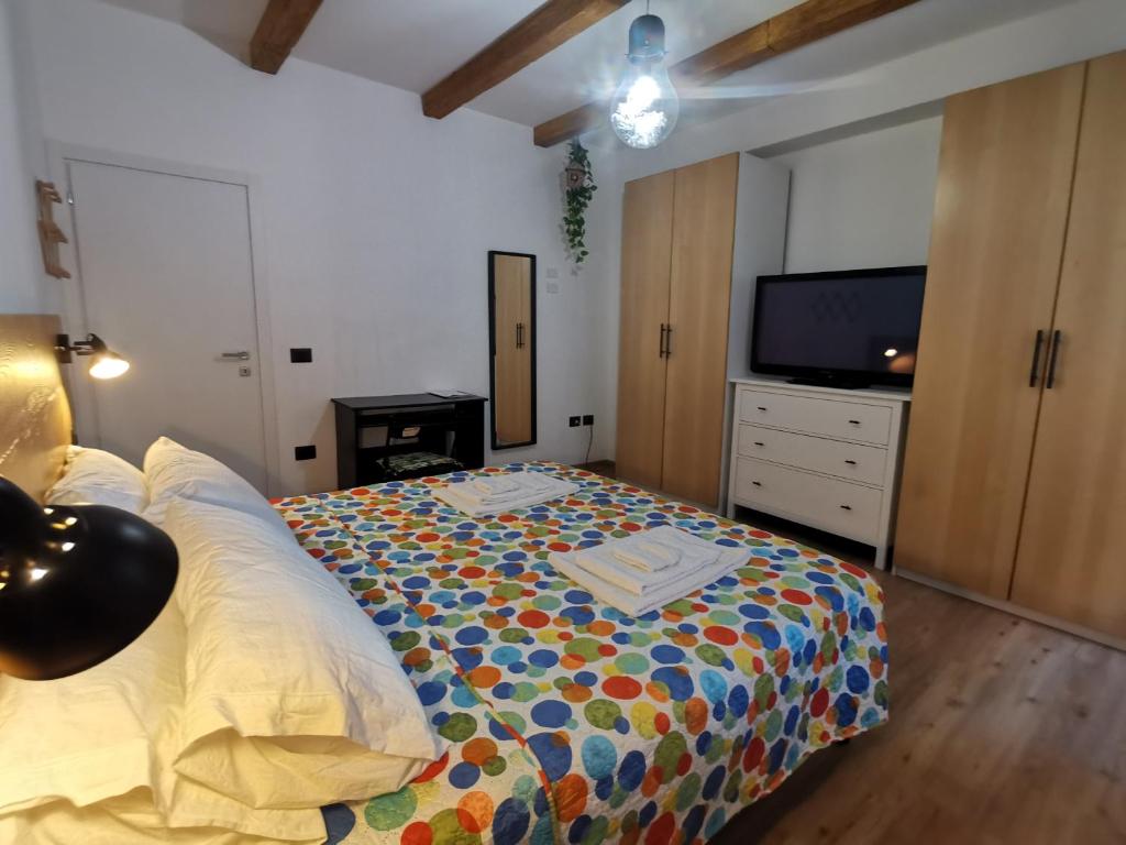 Katil atau katil-katil dalam bilik di Appartamento Calypso