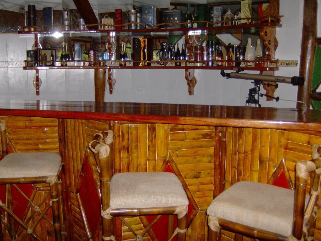 Lounge nebo bar v ubytování Mindo Río Hostería