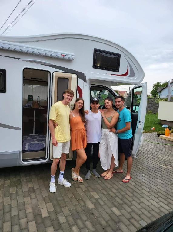 Hosté ubytování Lakóautó bérlés LUXUS Négy keréken
