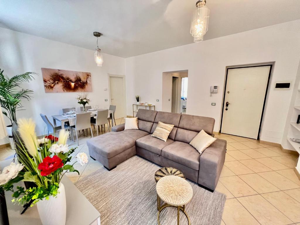 A seating area at Divina Luxury Apartment with Jacuzzi near the lake