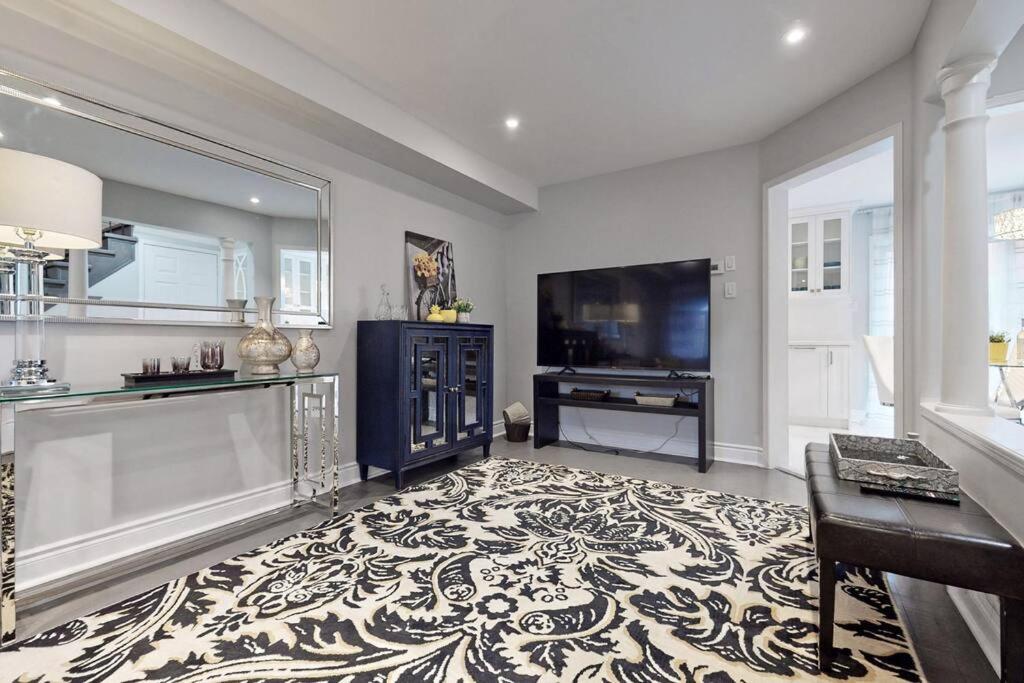 Cozy 3 bedroom townhouse near Canada's Wonderland! - Housity
