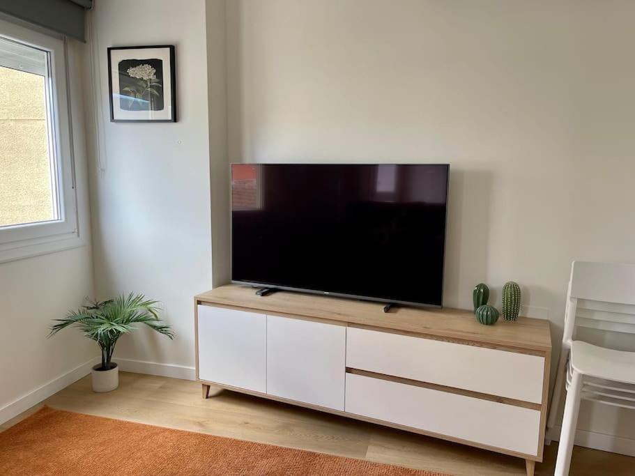 Televízia a/alebo spoločenská miestnosť v ubytovaní Precioso y acogedor apto. en Noia. Recién renovado