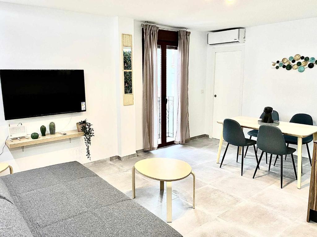 ein Wohnzimmer mit einem Sofa und einem Tisch in der Unterkunft Mezquita Apartamento in Córdoba